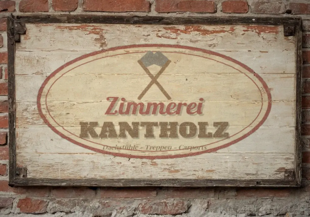 Vorher: altes Firmenschild der Zimmerei Kantholz, verwittert und abgeblättert (Beispiel, fiktive Firma)