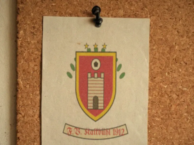 Vorher: Logo FV Kalkbühl 1912, Foto vom Aushang im Vereinsheim (Beispiel, fiktive Firma)