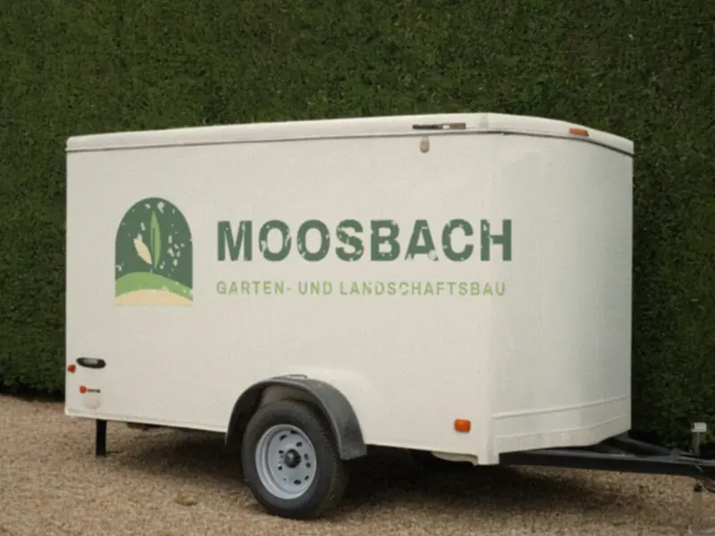 Vorher: Logo Moosbach Garten- und Landschaftsbau, Handyfoto vom Anhänger (Beispiel, fiktive Firma)