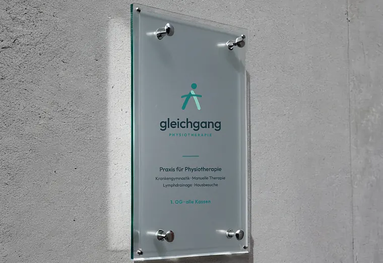 Acrylglas-Praxisschild mit Abstandhaltern, Physio Gleichgang (Beispiel, fiktive Firma)