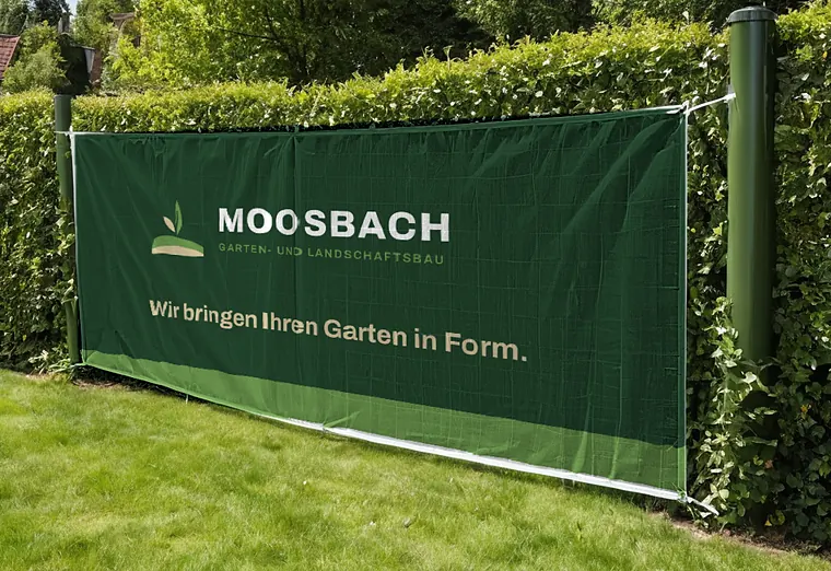 Werbebanner am Gartenzaun, Moosbach Garten- und Landschaftsbau (Beispiel, fiktive Firma)