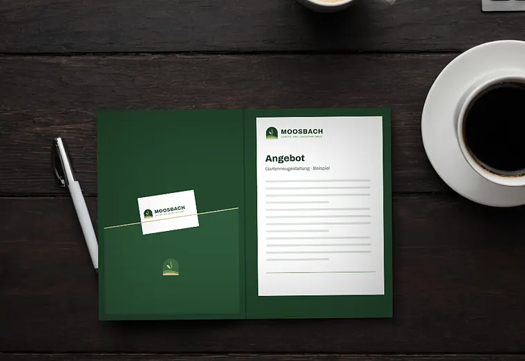 Aufgeklappte Präsentationsmappe mit Angebot, Moosbach Garten- und Landschaftsbau (Beispiel, fiktive Firma)