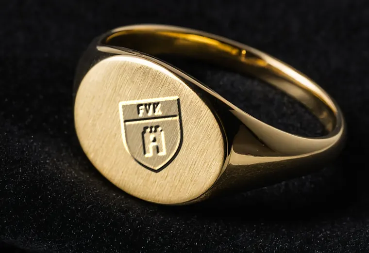 Goldener Siegelring mit graviertem Wappen des FV Kalkbühl (Beispiel, fiktive Firma)
