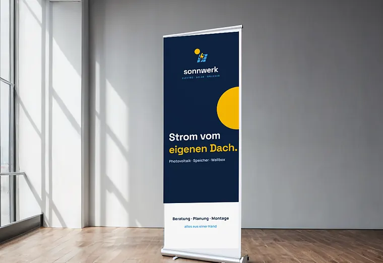 Roll-up-Display in einer Messehalle, Sonnwerk Elektro & Solar (Beispiel, fiktive Firma)