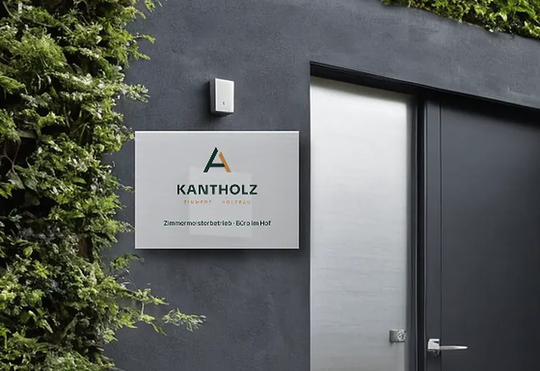 Firmenschild aus gebürstetem Aluminium neben der Haustür, Zimmerei Kantholz (Beispiel, fiktive Firma)