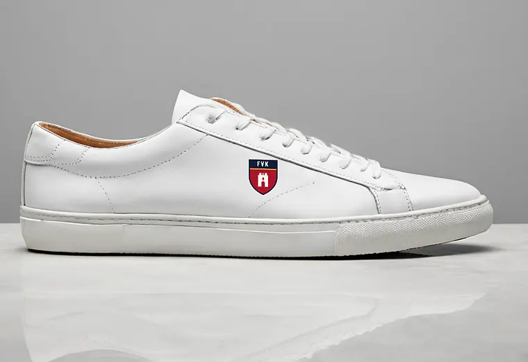 Weißer Sneaker mit Vereinswappen des FV Kalkbühl (Beispiel, fiktive Firma)