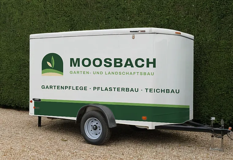 Kofferanhänger mit Beschriftung von Moosbach Garten- und Landschaftsbau (Beispiel, fiktive Firma)