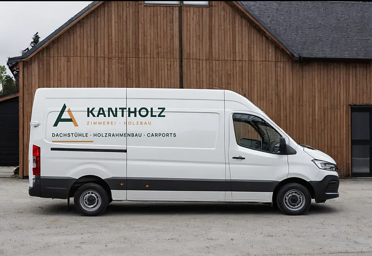 Weißer Transporter mit Seitenbeschriftung der Zimmerei Kantholz (Beispiel, fiktive Firma)