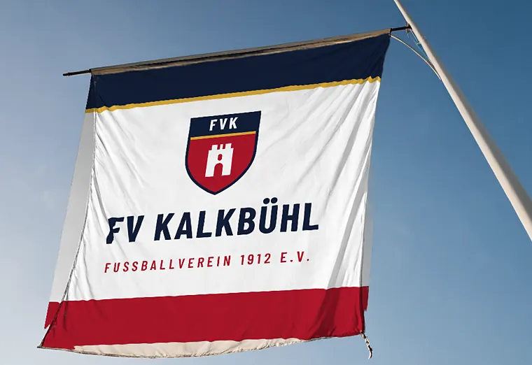 Vereinsfahne des FV Kalkbühl im Wind (Beispiel, fiktive Firma)